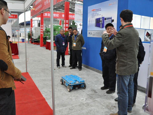 AK平台_AK（中国）参加2015中国西部国际装备制造业博览会-技术人员向观众讲解产品-2.jpg