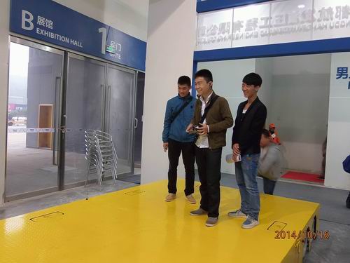 AK平台_AK（中国）参展2014绵阳科博会-观众对全向移动平台表现了浓厚的兴趣.jpg