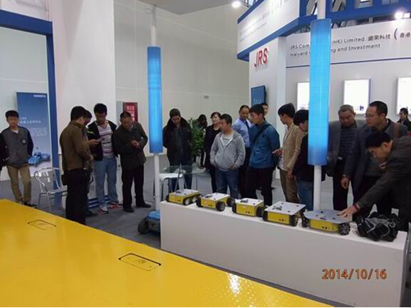 AK平台_AK（中国）参展2014绵阳科博会-技术人员向观众演示机器人.jpg